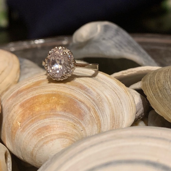 Oval white sapphire cluster ring - Picture 6 of 8